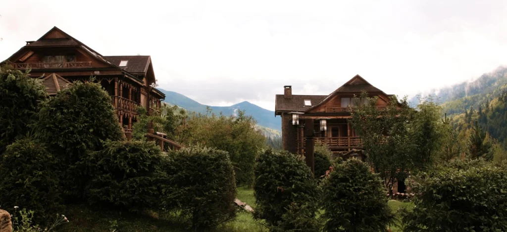budynochky-v-karpatakh-vid-hutsulskykh-tradytsii-do-suchasnoho-zatyshku-92e6
