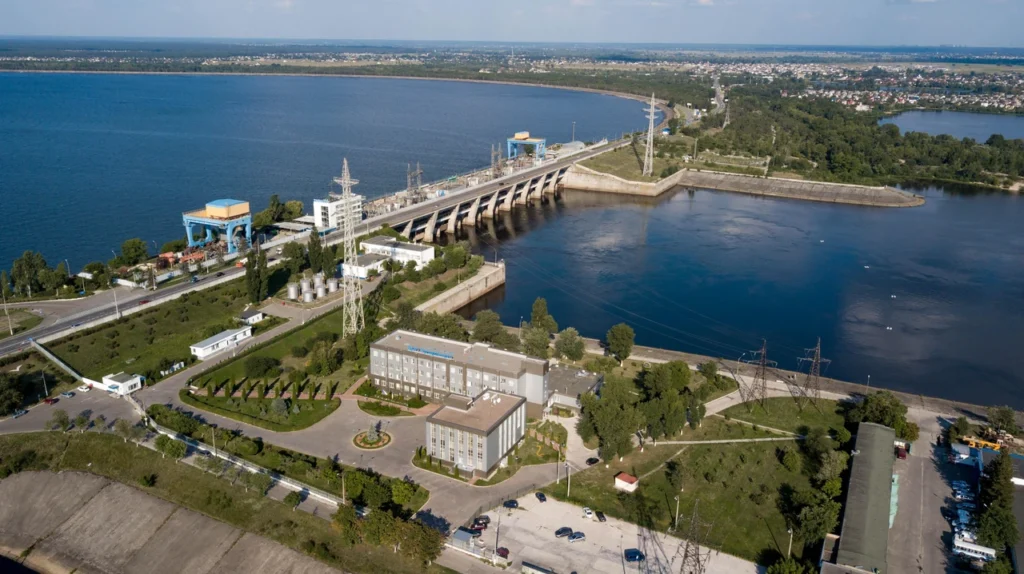 damba-kyivskoho-vodoskhovyshcha-hihant-shcho-utrymuie-more-ba50