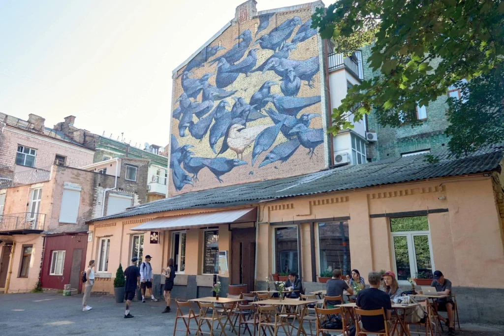 dvir-z-voronamy-lehenda-reitarskoi-shcho-zacharuvala-kyiv-5942