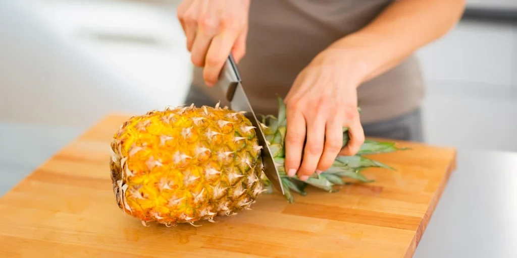 iak-rizaty-ananas-povnyi-hid-z-tekhnikamy-dlia-sokovytykh-shmatochkiv-fe04