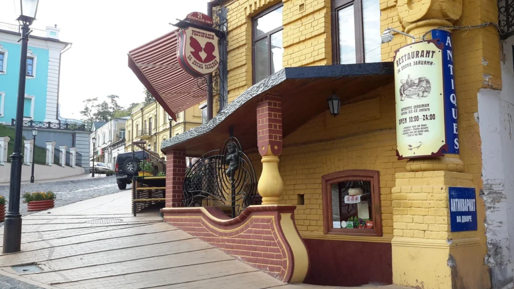restoran-za-dvoma-zaitsiamy-26-richna-lehenda-kyivskoi-hastronomii-na-andriivsko-4868