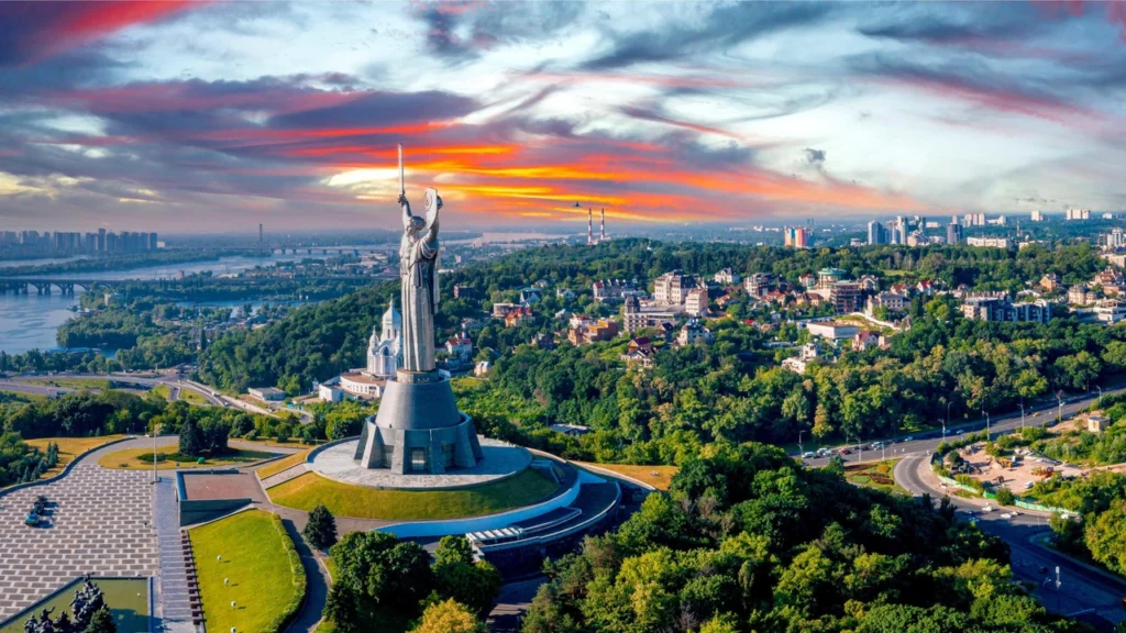 rodyna-matir-kyiv-tsikavi-fakty-stalevyi-veleten-na-vysoti-102-metry-b33a