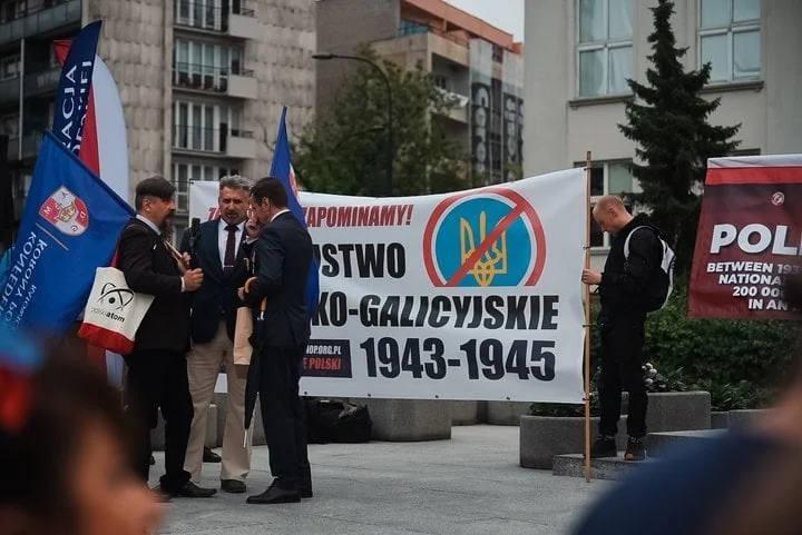Учасники Волинського маршу у Варшаві з антиукраїнським банером 1943-1945