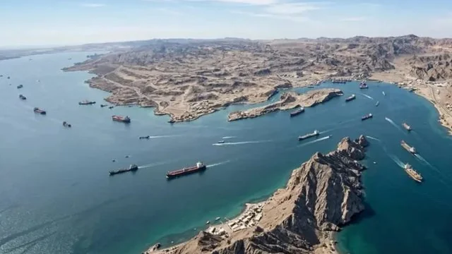 Ормузька протока з десятками торгових суден під час ескалації конфлікту
