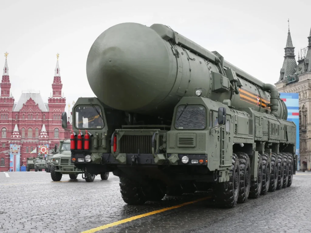 Ракетний комплекс стратегічних ядерних сил РФ на Червоній площі біля Кремля