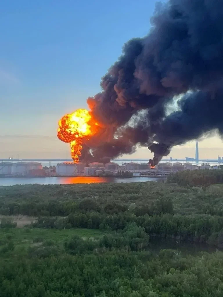 Пожежа на нафтовому терміналі Санкт-Петербурга після атаки дронів, чорний дим