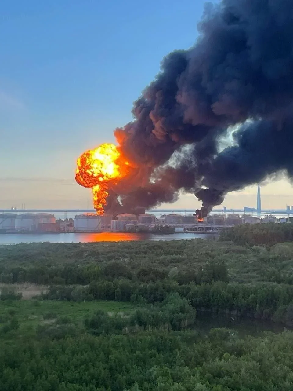 Пожежа на нафтовому терміналі Санкт-Петербурга після атаки дронів, чорний дим