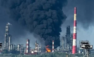Пожежа на нафтопереробному заводі в Росії після удару України