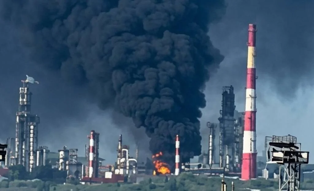 Пожежа на нафтопереробному заводі в Росії після удару України