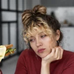 Нудота після їжі: причини, симптоми та способи полегшення