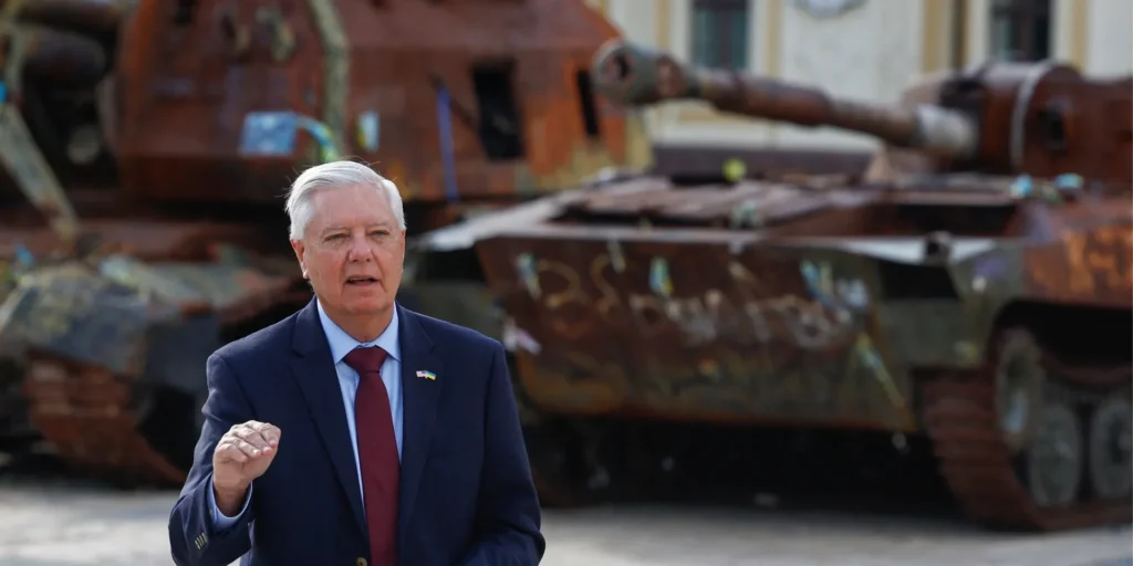 Ліндсі Грем на тлі пошкоджених танків як автор санкцій проти РФ