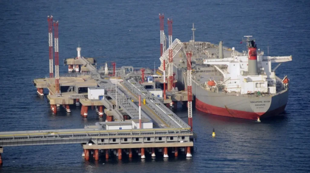 Танкер для морського експорту дизеля з Росії біля терміналу Новатек