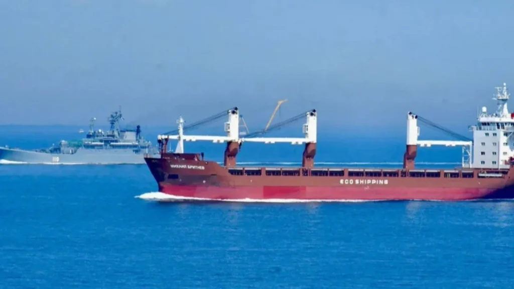 Вантажне судно ECO SHIPPING в Азовському морі біля військового корабля