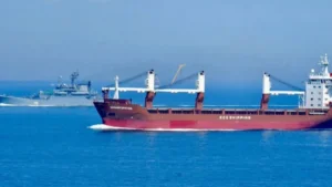 Вантажне судно ECO SHIPPING в Азовському морі біля військового корабля
