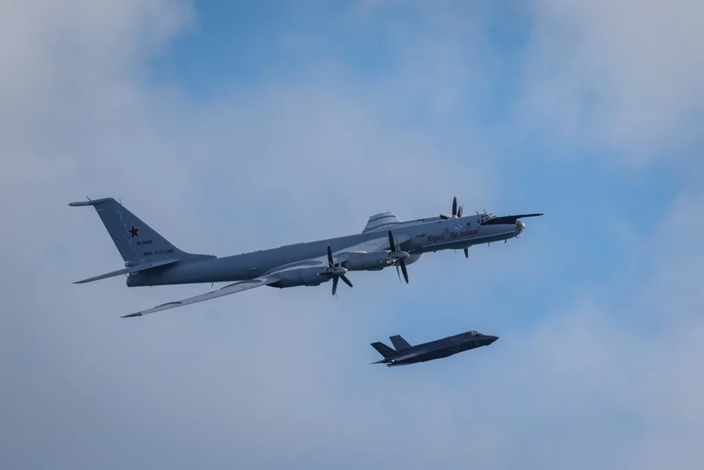 Ту-142 Bear-F перехоплений винищувачем F-35B у Норвезькому морі