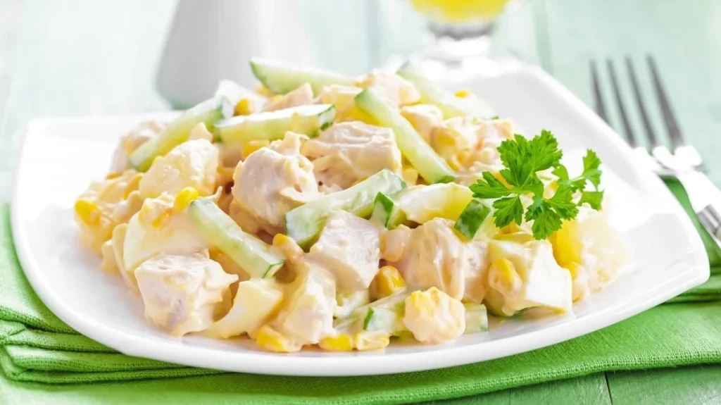 salat-z-kuriachoiu-hrudkoiu-retsepty-koryst-i-sekrety-b8b6