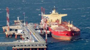 Грецький танкер завантажує російську нафту на морській платформі РФ