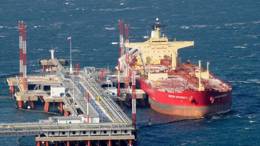 Грецький танкер завантажує російську нафту на морській платформі РФ