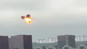 Палаючий дрон падає над житловими будинками Москви під час атаки БПЛА