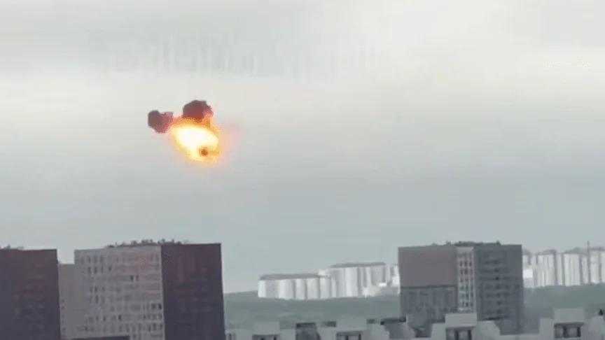 Палаючий дрон падає над житловими будинками Москви під час атаки БПЛА