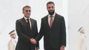 Емманюель Макрон тисне руку лідеру Сирії під час офіційного візиту до Дамаска