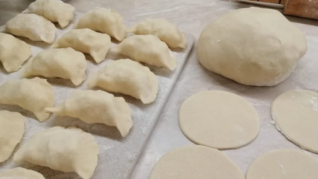 tisto-na-varenyky-na-molotsi-nizhna-osnova-dlia-idealnykh-domashnikh-varenykiv-d7d1