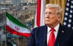 Дональд Трамп на тлі прапора Ірану під час заяви щодо конфлікту