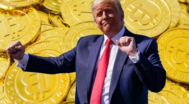 Дональд Трамп з піднятими кулаками на тлі золотих біткоїнів