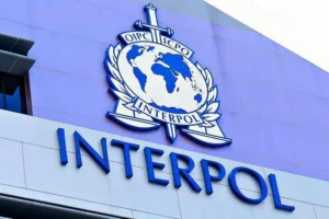 Емблема Інтерполу на будівлі щодо розшуку Нетаньягу
