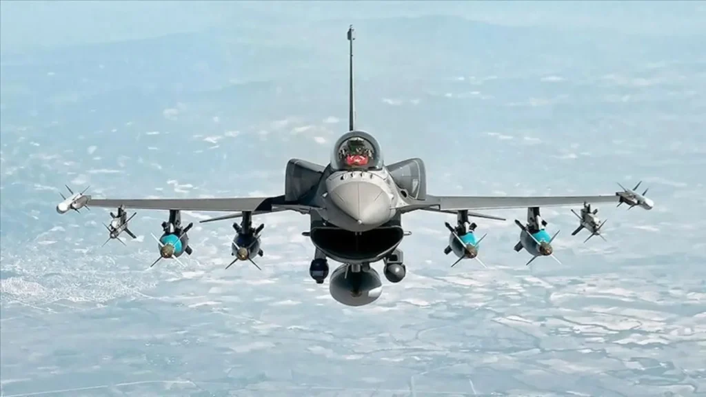 Турецький винищувач F-16 у польоті з ракетами та бомбами над хмарами