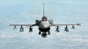 Турецький винищувач F-16 у польоті з ракетами та бомбами над хмарами