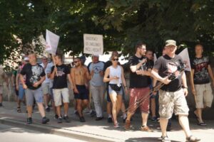 Група чоловіків з антиукраїнськими плакатами під час протесту в Польщі