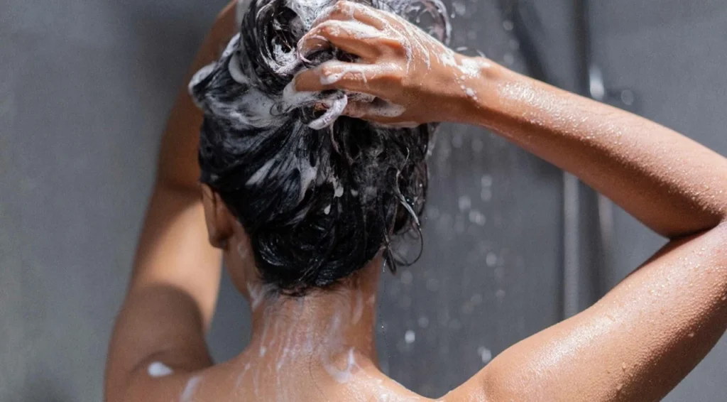 chomu-pislia-myttia-holovy-volossia-zhyrne-povnyi-rozbir-prychyn-i-rishen-1138