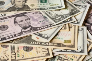 chy-mozhna-rakhuvaty-hroshi-vvecheri-prykmety-psykholohiia-ta-finansovi-zvychky-7e14