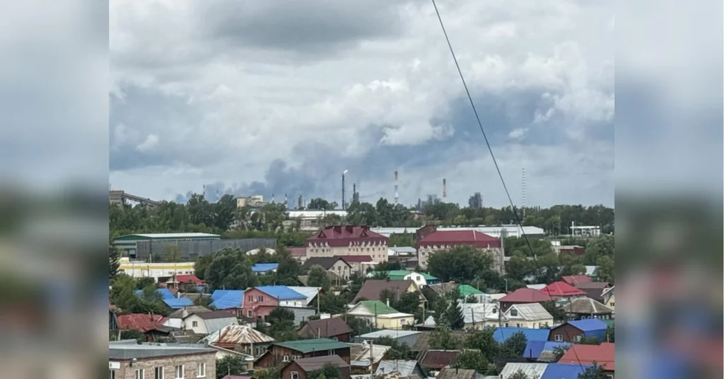 Дрони атакували НПЗ в Уфі: над заводом здіймається чорний дим