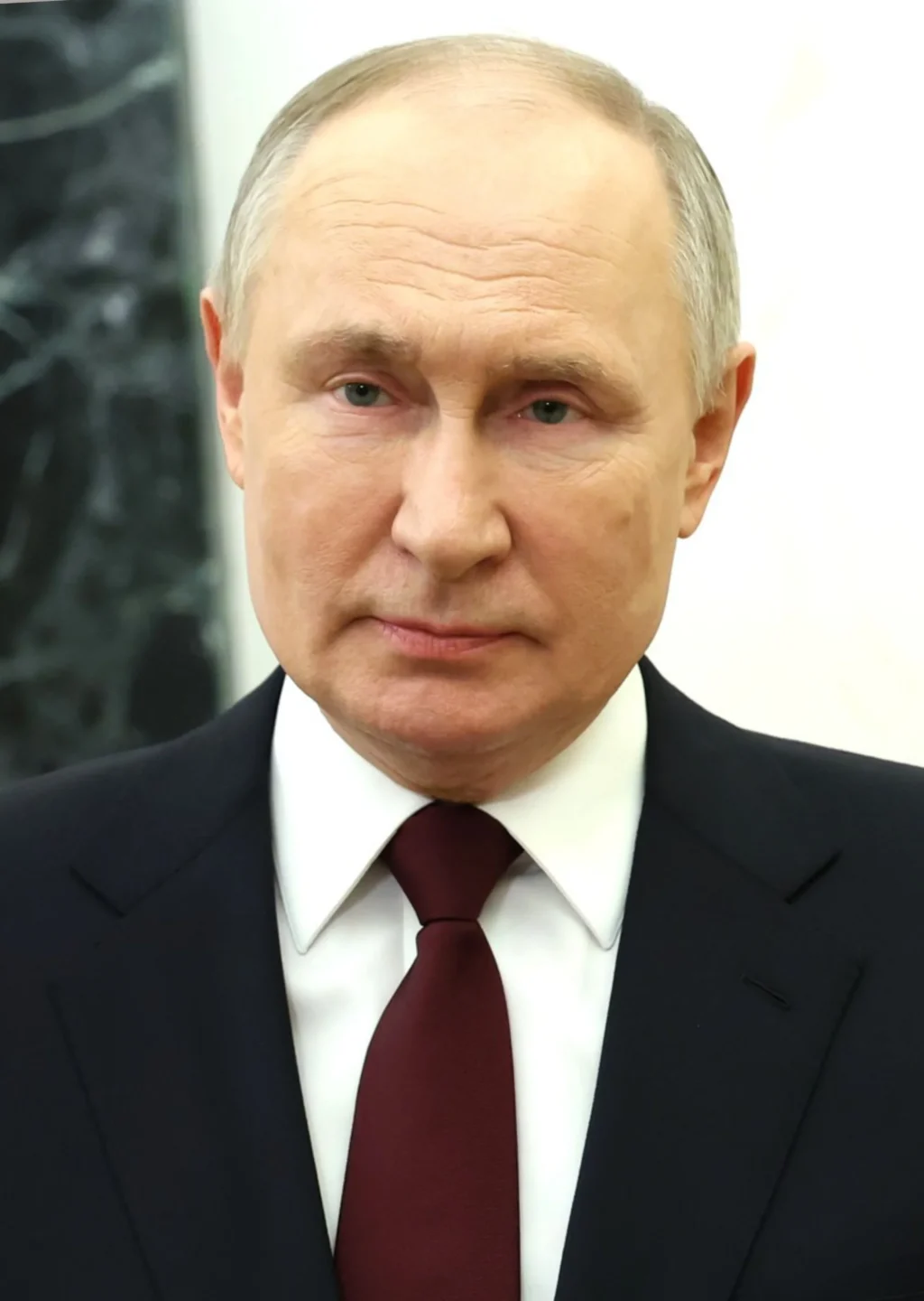 Портрет Володимира Путіна в темному костюмі з бордовою краваткою